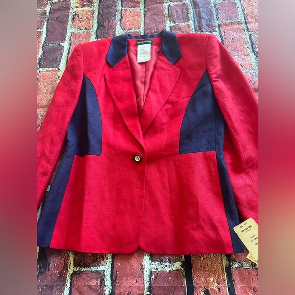 NWT Harve Bernard by Benard Holtzman size 10
Pit to pit: 19”
Length: 26” - Picture 2 of 5